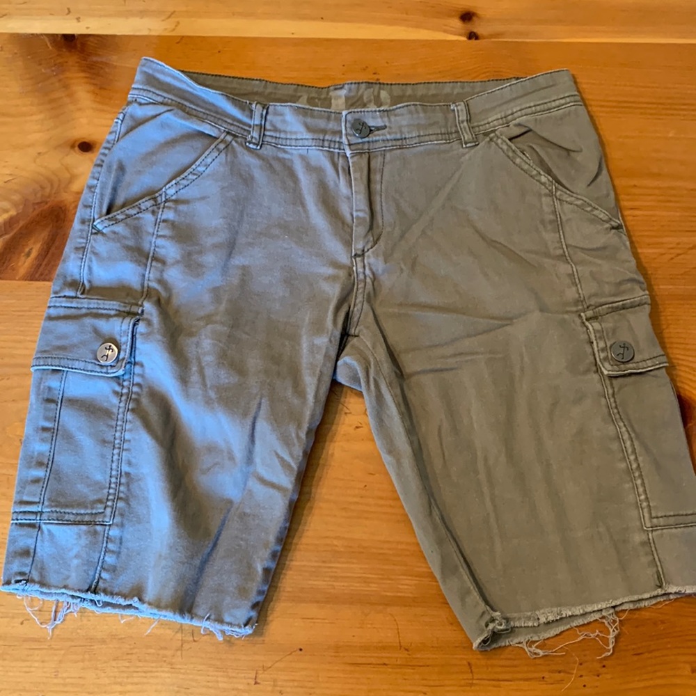 SL8 Women’s shorts. Size 29.